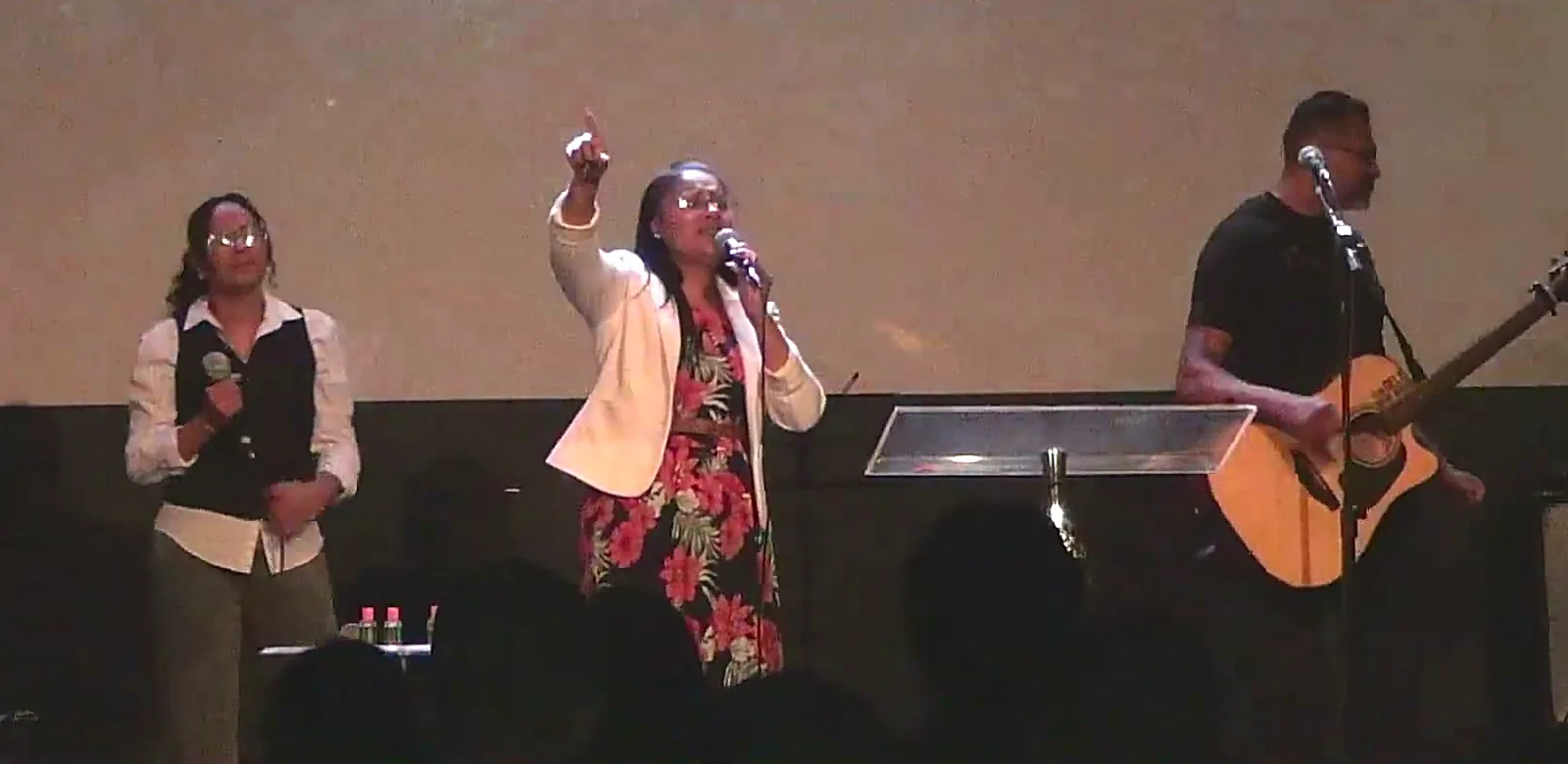 Ministra conduzindo o louvor no culto da IBC Veneza